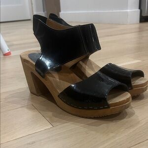 Black Women's Cape Clogs Wooden Heel Sandals